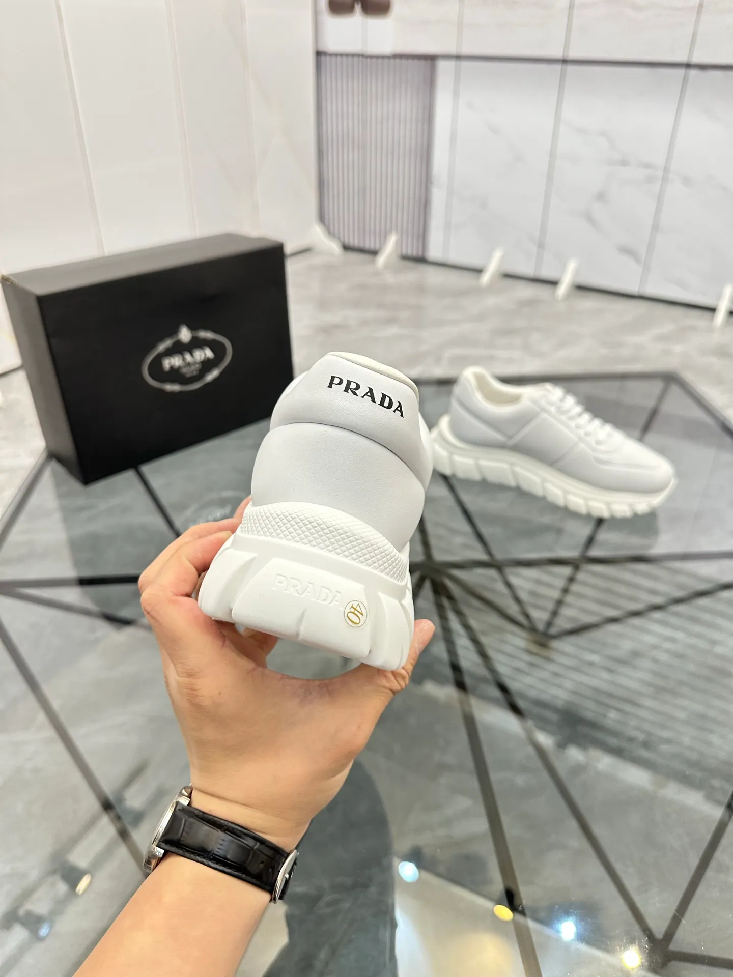 Men's shoes: 💰P460¥ Product trademark: Prada *"Prada*" low-top casual shoes Regular size: 38-44 (can be customized to 45.46) Product materials: imported cowhide upper, sheepskin lining, original outsole. Number: 835